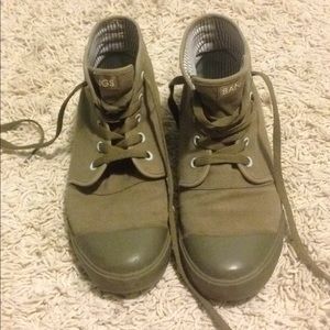 Bangs high top shoes.